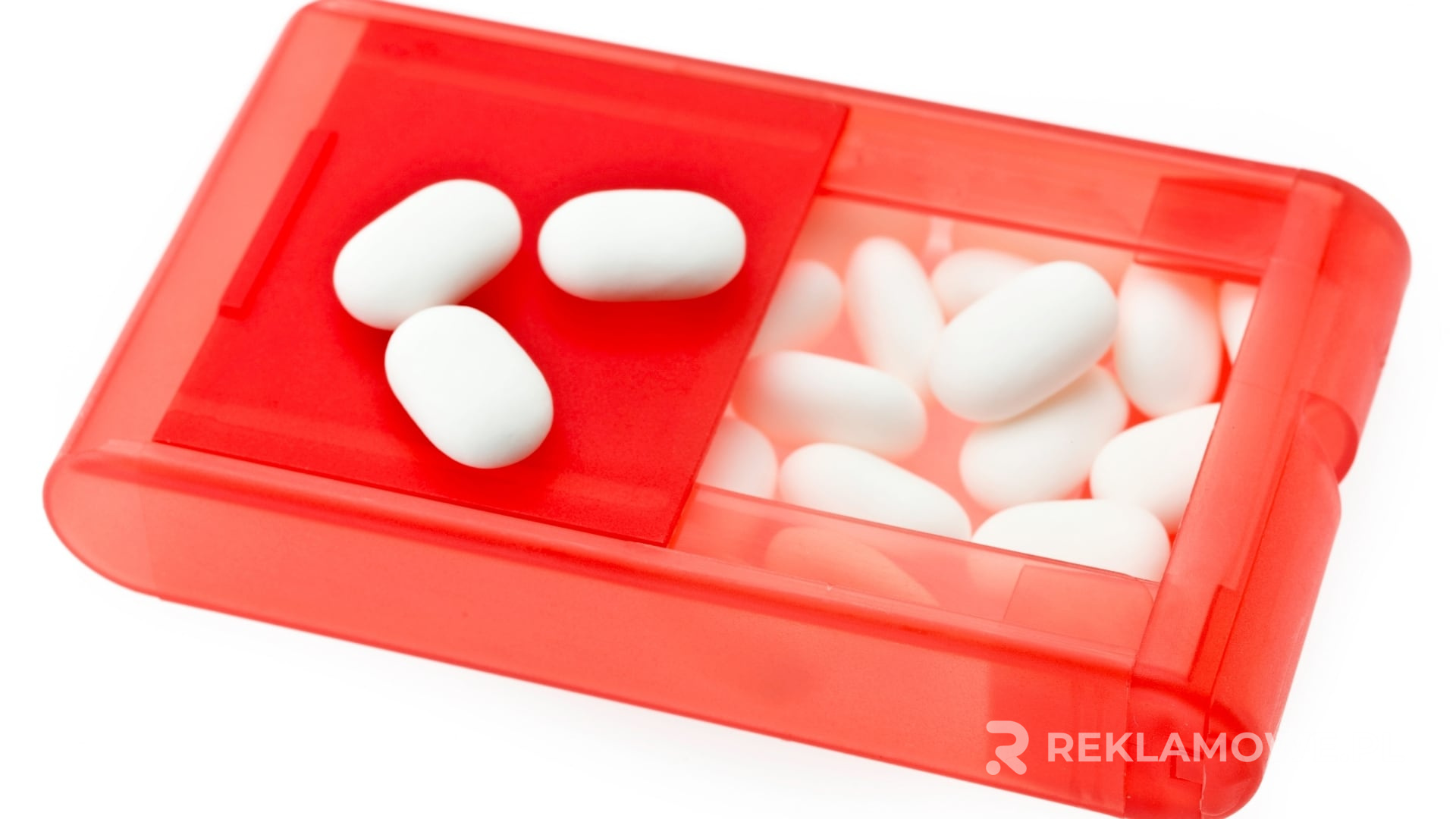 Miętówki i różne gadżety promocyjne na stole