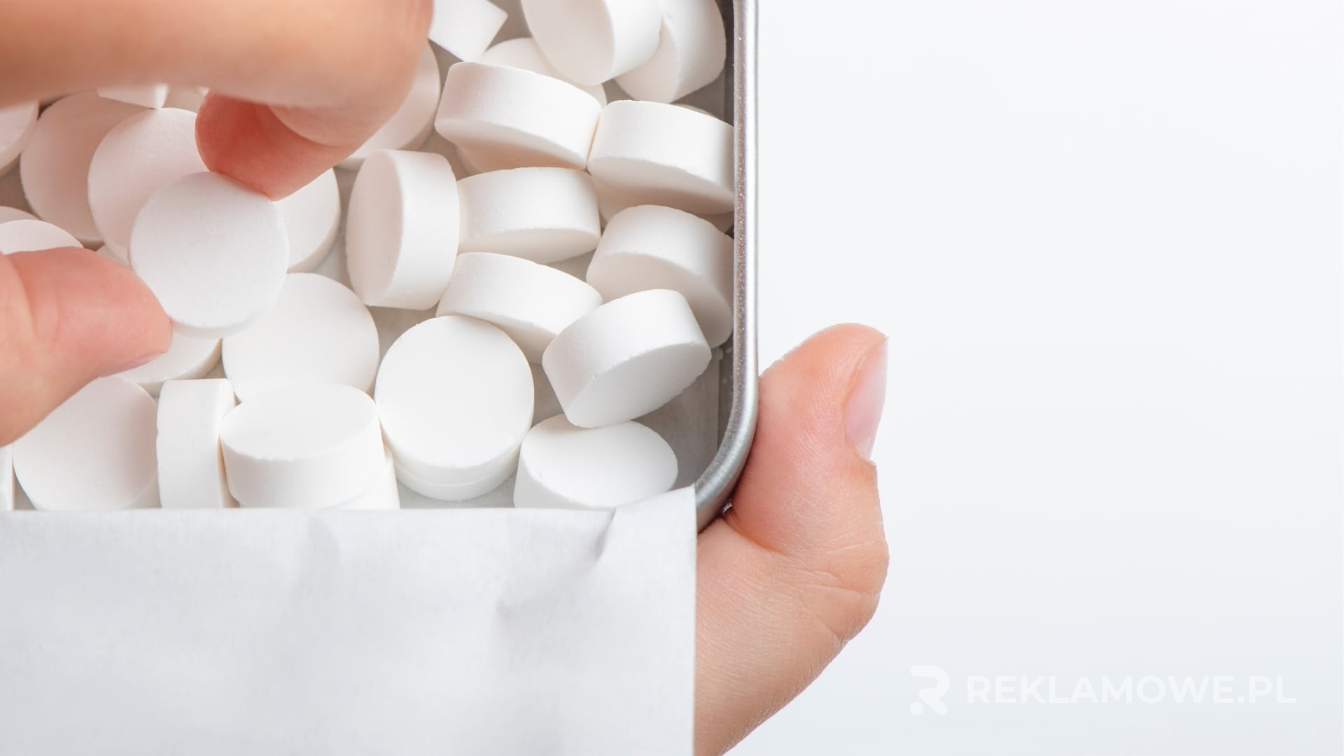 Miętówki reklamowe na stole