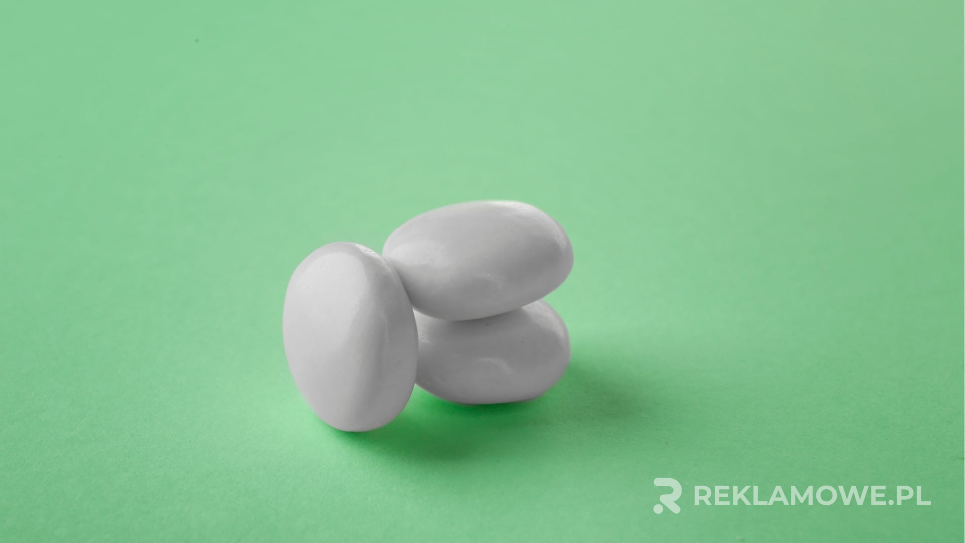 Miętówki reklamowe na tle firmowego logo