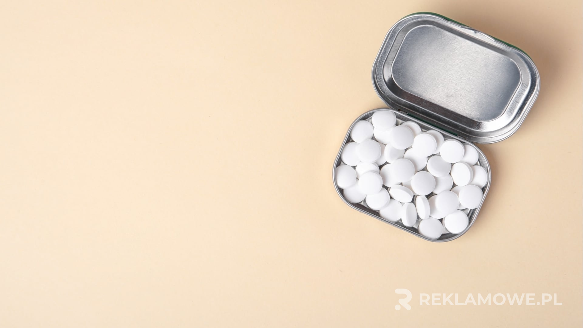 Analiza Kosztów Miętówek Reklamowych Miętówki reklamowe na stole