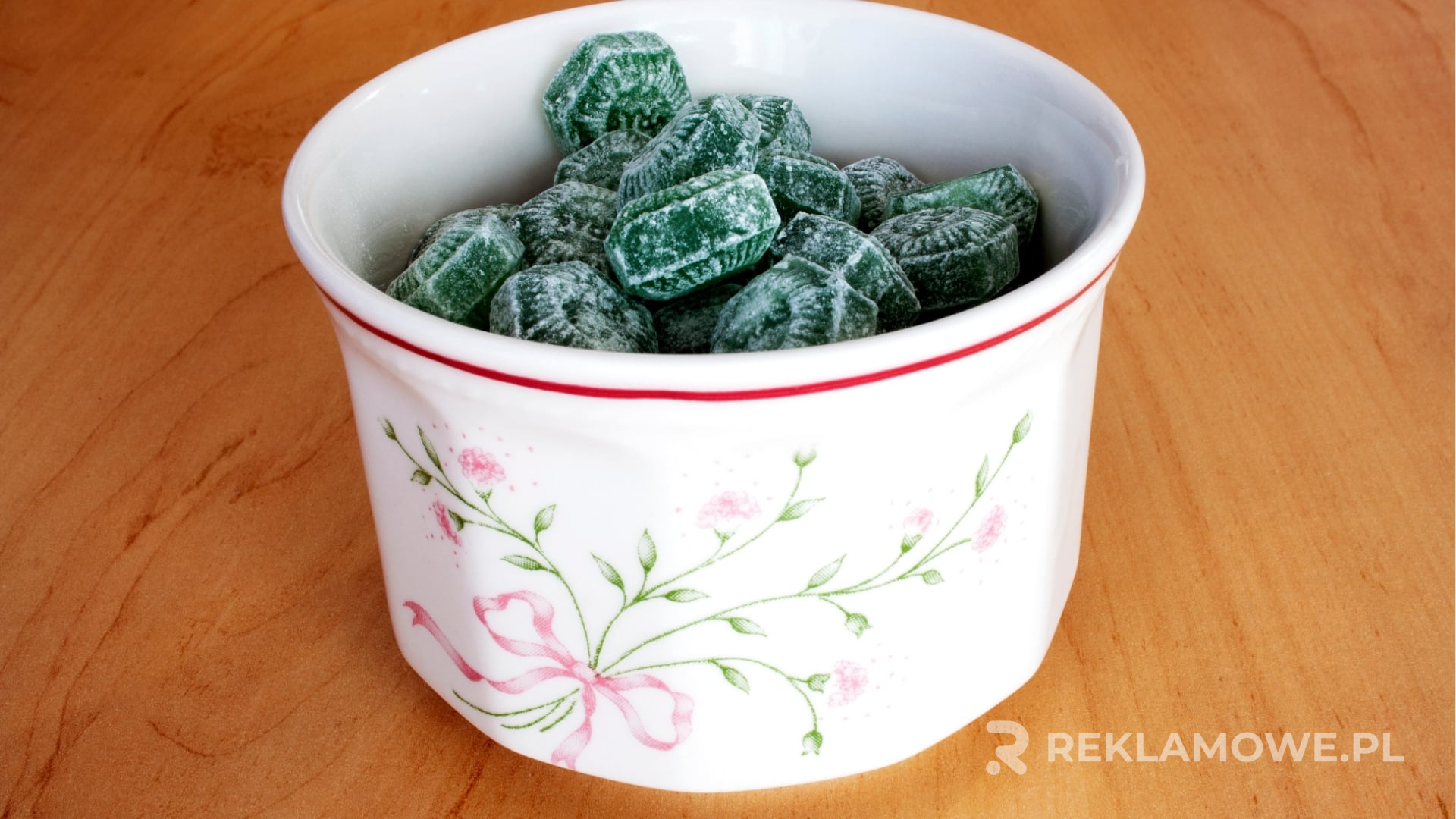 Idealne miętówki reklamowe na tle drewnianego biurka