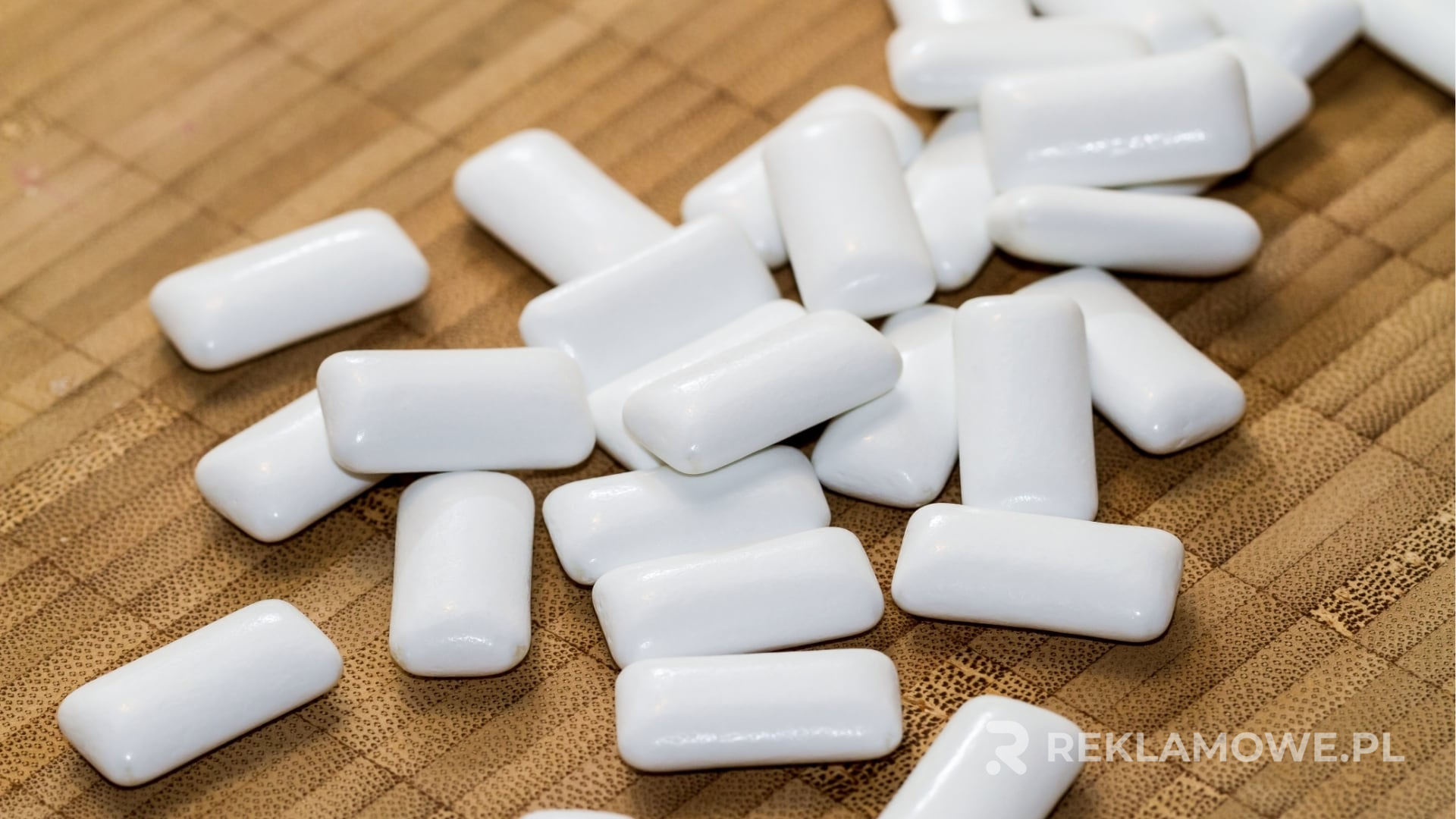 Miętówki reklamowe ułożone na stoisku na evencie