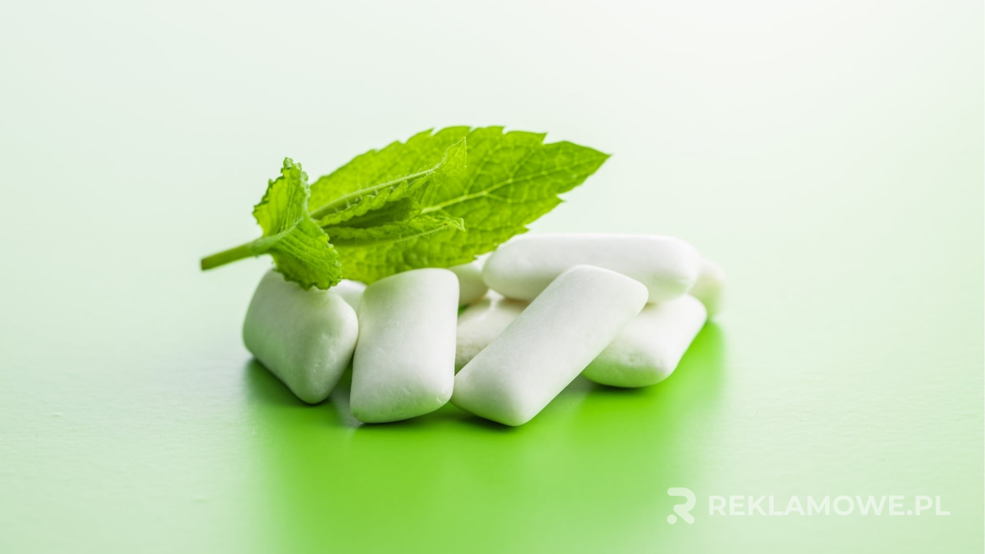 Miętówki reklamowe na stoisku targowym