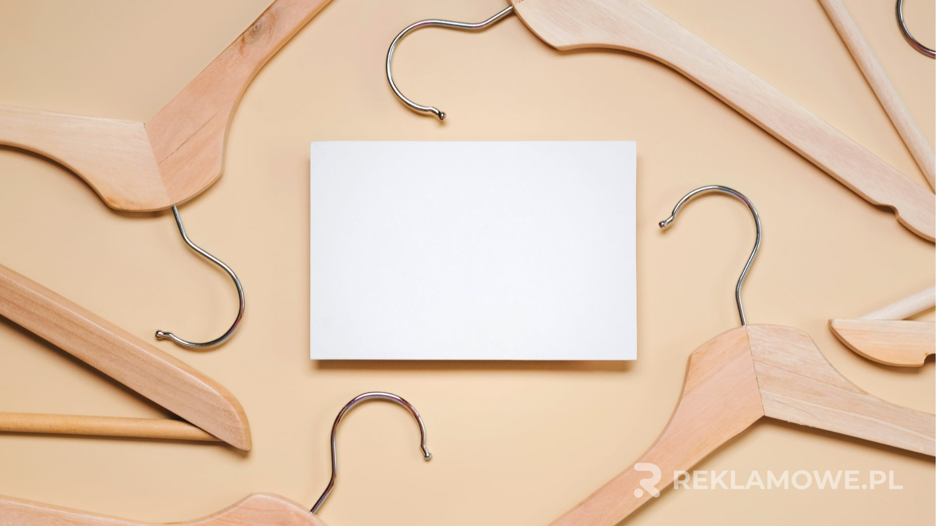 Opakowania miętówek reklamowych na tle ciemnym