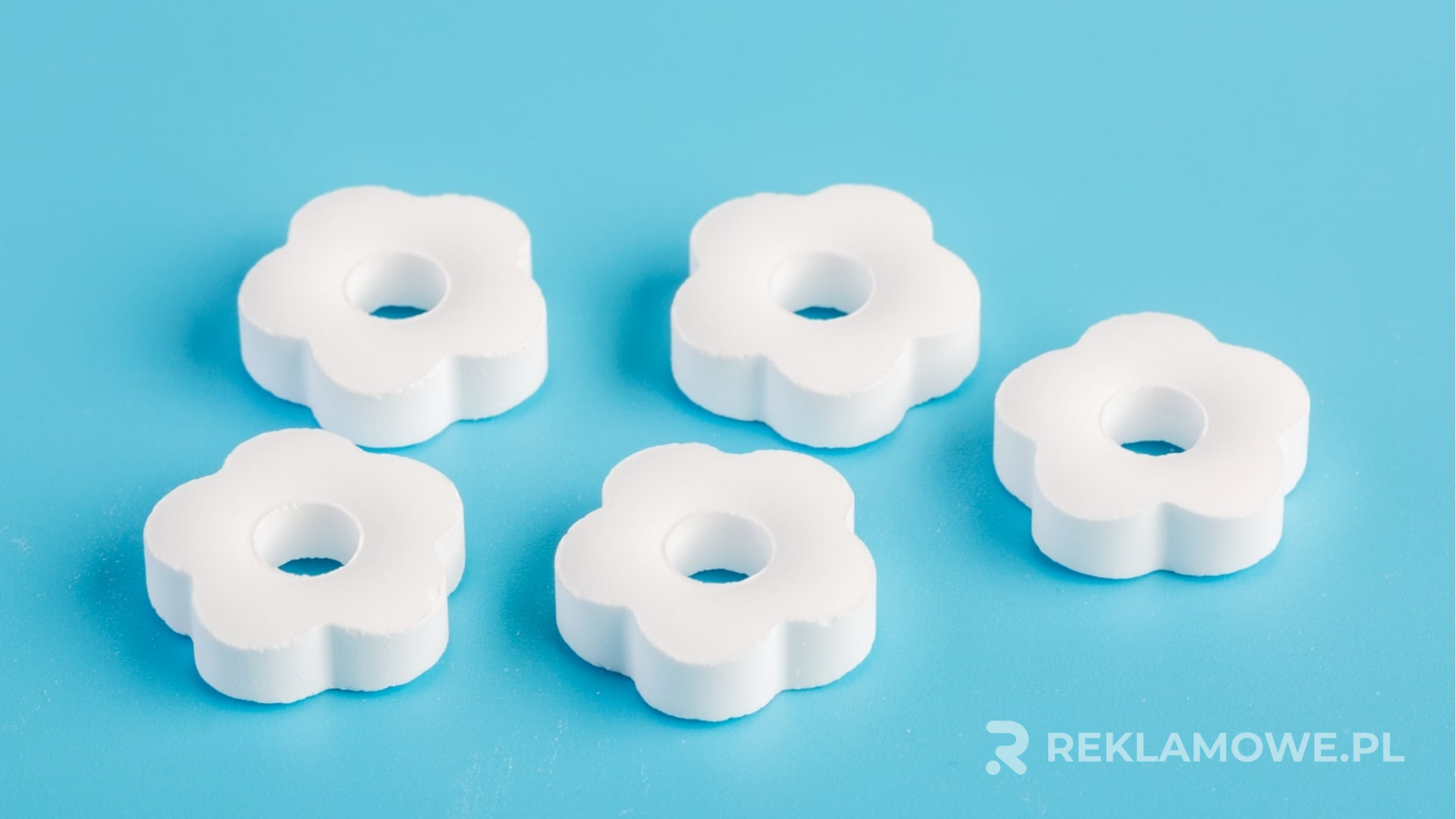 Jak miętówki reklamowe wpływają na świadomość marki Miętówki reklamowe z logo firmy na tle